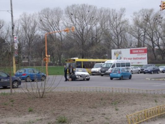 Maşina Poliţiei Hârşova, reparată în mijlocul străzii. Burlacu: Toată flota de maşini trebuie schimbată